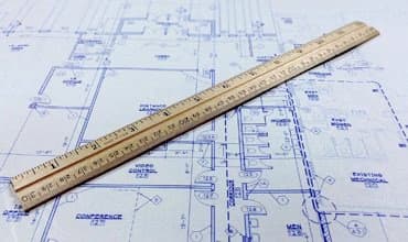 Bauplan mit Lineal — Vorbereitung eines Bauelement-Projekts